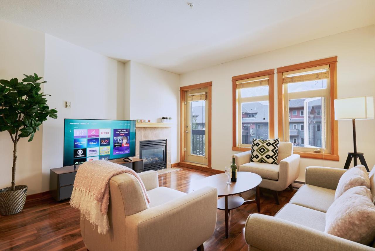 Apartamento Mtn View Escape With King Size Bed With Outdoor Pool - Banff Pass Included! Canmore Exterior foto