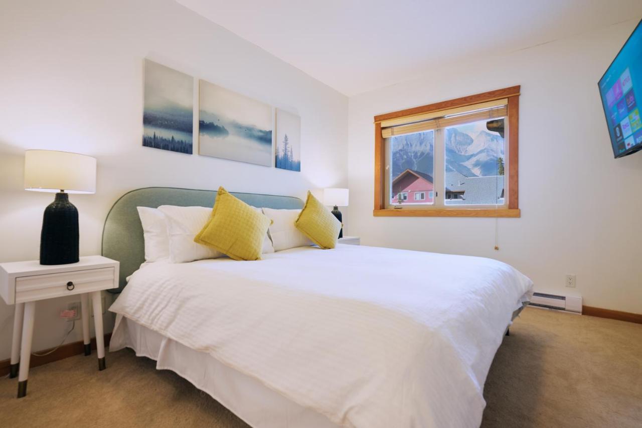 Apartamento Mtn View Escape With King Size Bed With Outdoor Pool - Banff Pass Included! Canmore Exterior foto