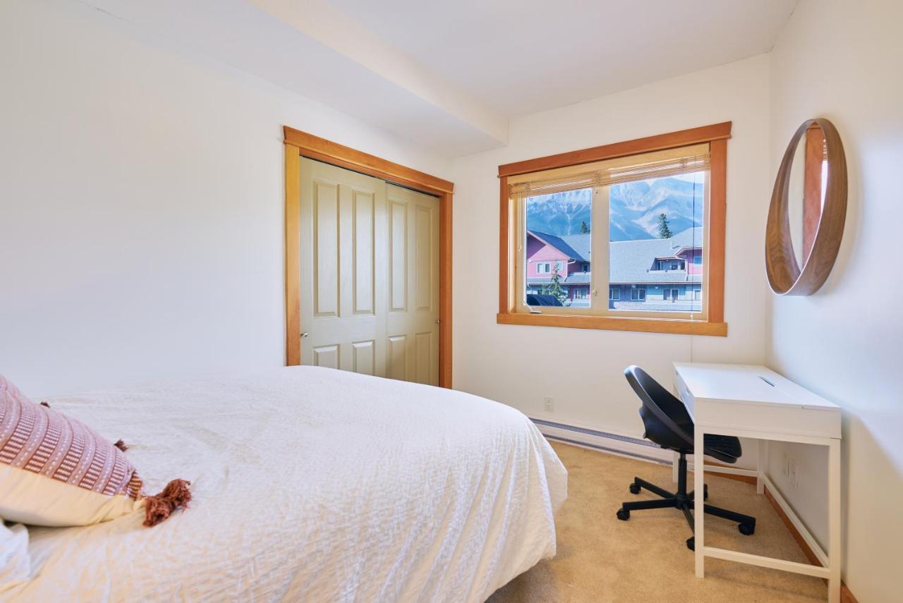 Apartamento Mtn View Escape With King Size Bed With Outdoor Pool - Banff Pass Included! Canmore Exterior foto