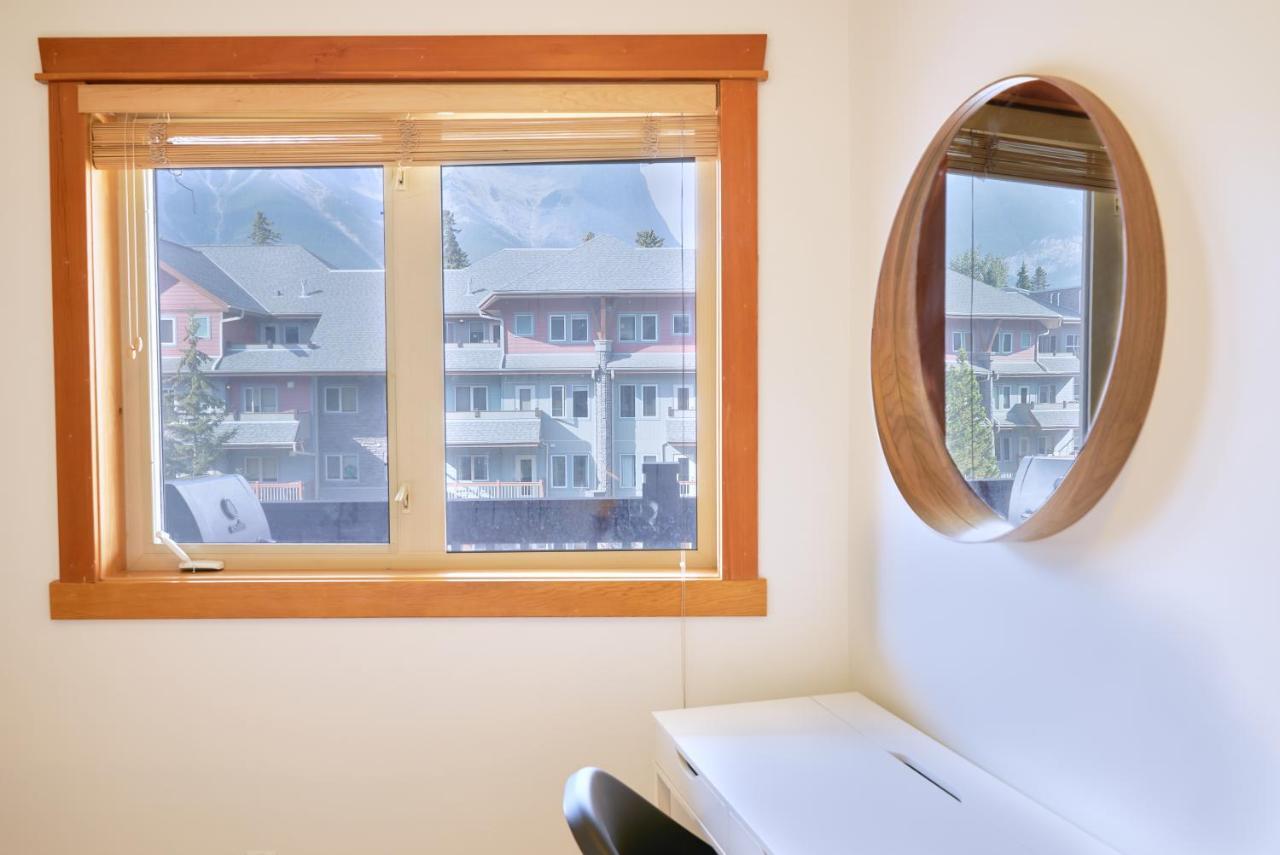 Apartamento Mtn View Escape With King Size Bed With Outdoor Pool - Banff Pass Included! Canmore Exterior foto