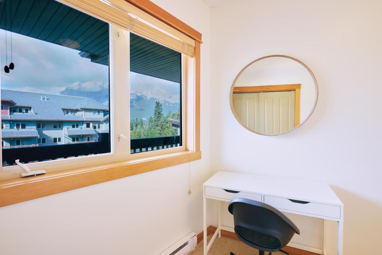 Apartamento Mtn View Escape With King Size Bed With Outdoor Pool - Banff Pass Included! Canmore Exterior foto