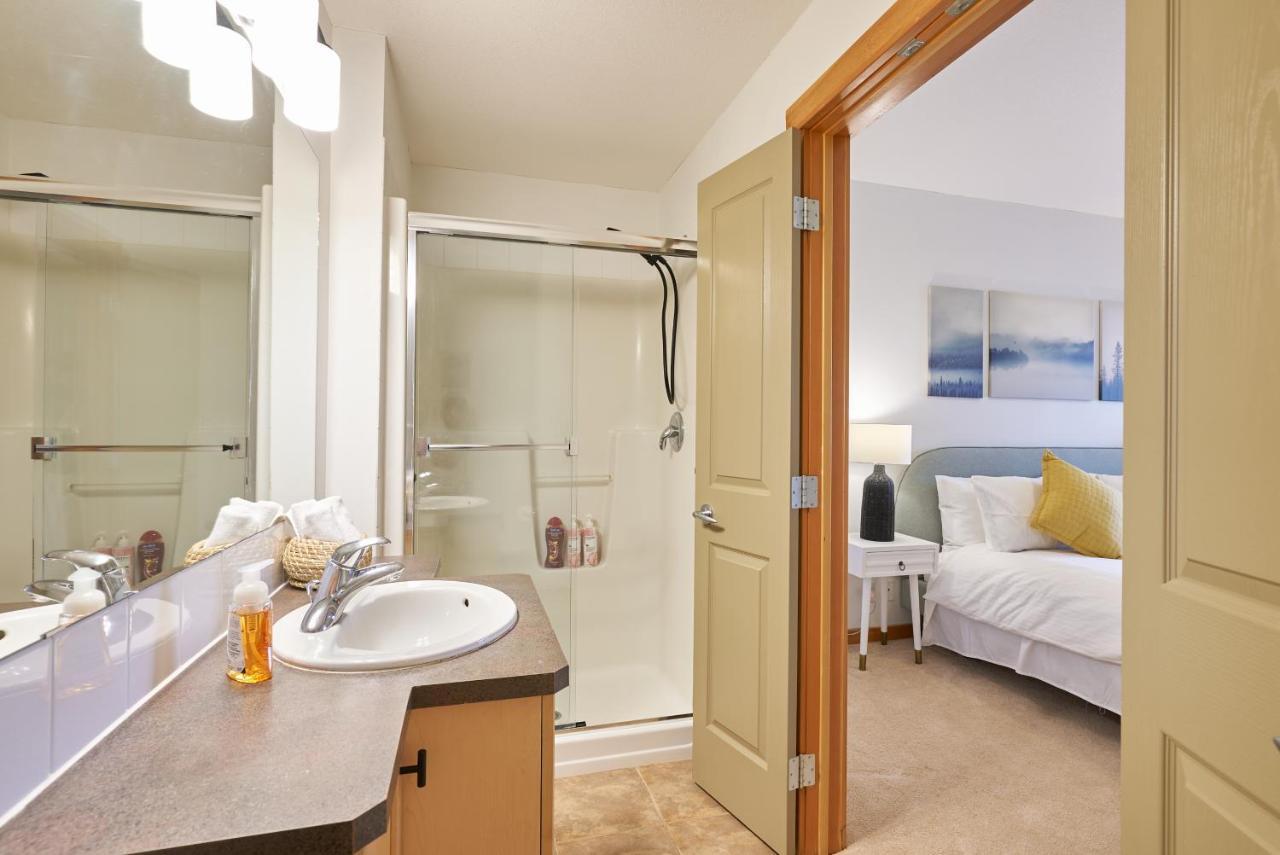 Apartamento Mtn View Escape With King Size Bed With Outdoor Pool - Banff Pass Included! Canmore Exterior foto