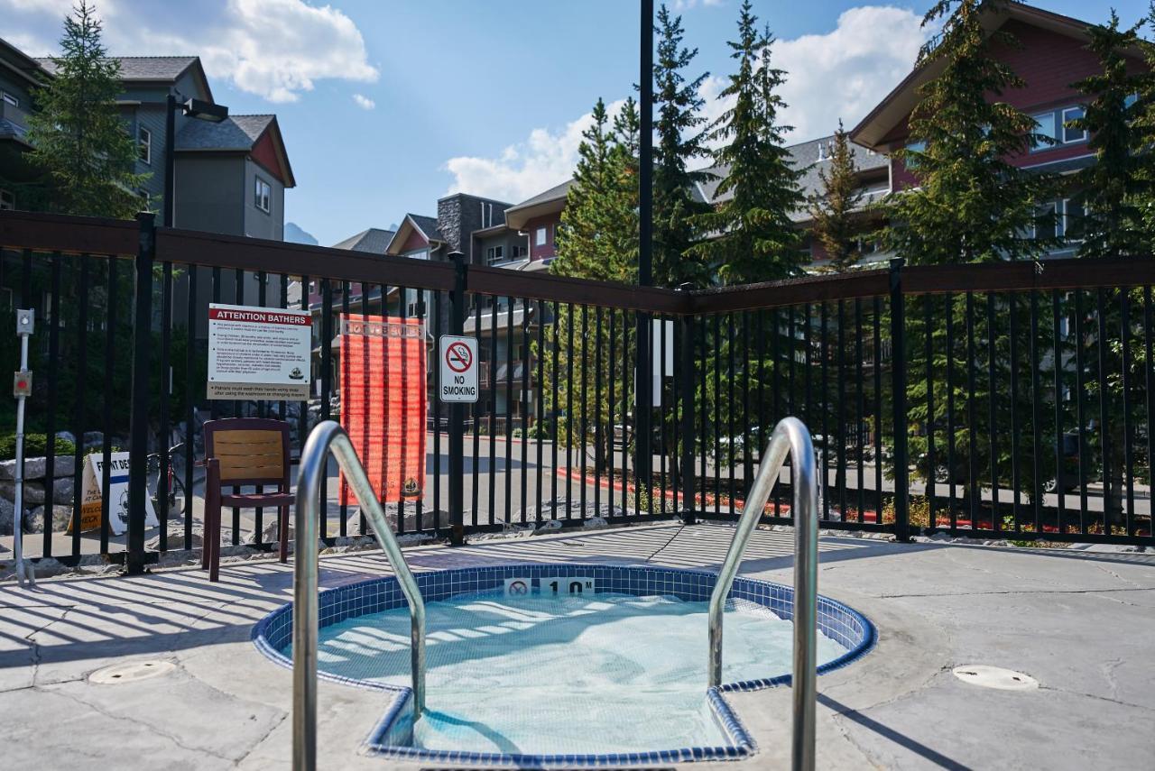 Apartamento Mtn View Escape With King Size Bed With Outdoor Pool - Banff Pass Included! Canmore Exterior foto