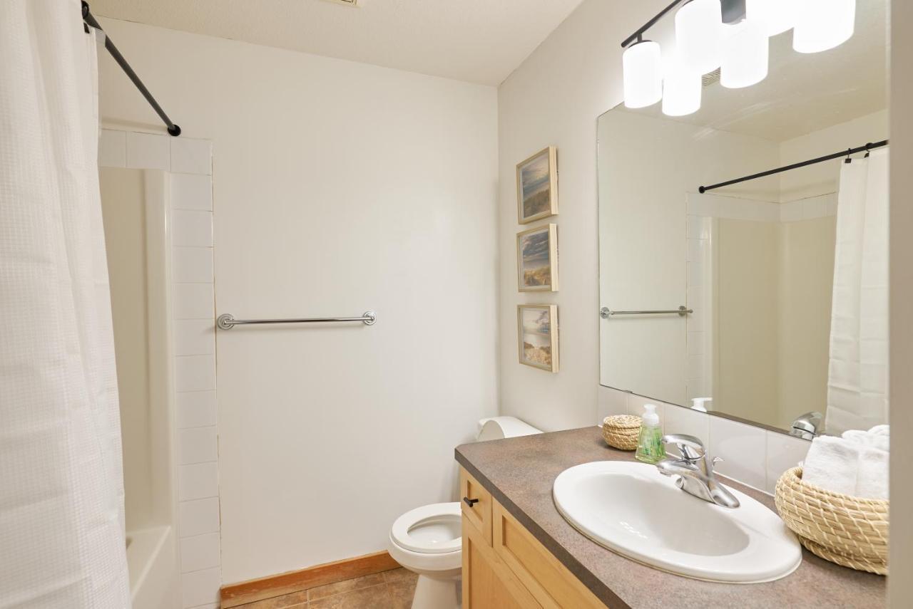Apartamento Mtn View Escape With King Size Bed With Outdoor Pool - Banff Pass Included! Canmore Exterior foto