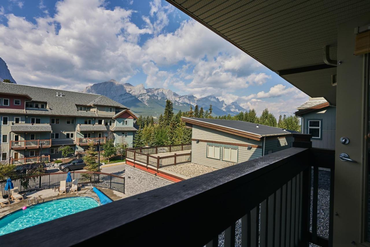 Apartamento Mtn View Escape With King Size Bed With Outdoor Pool - Banff Pass Included! Canmore Exterior foto